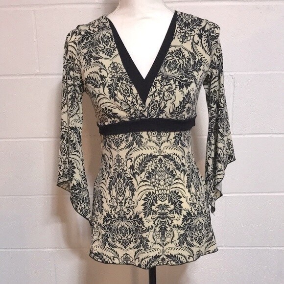 Moa Moa Pointed Sleeve Top Med. - Picture 1 of 7